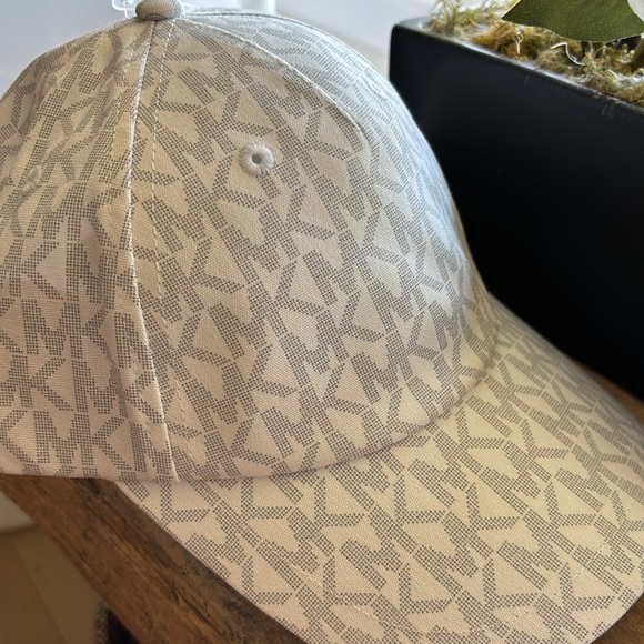 MICHAEL KORS BASEBALL CAP NWT - Picture 1 of 8
